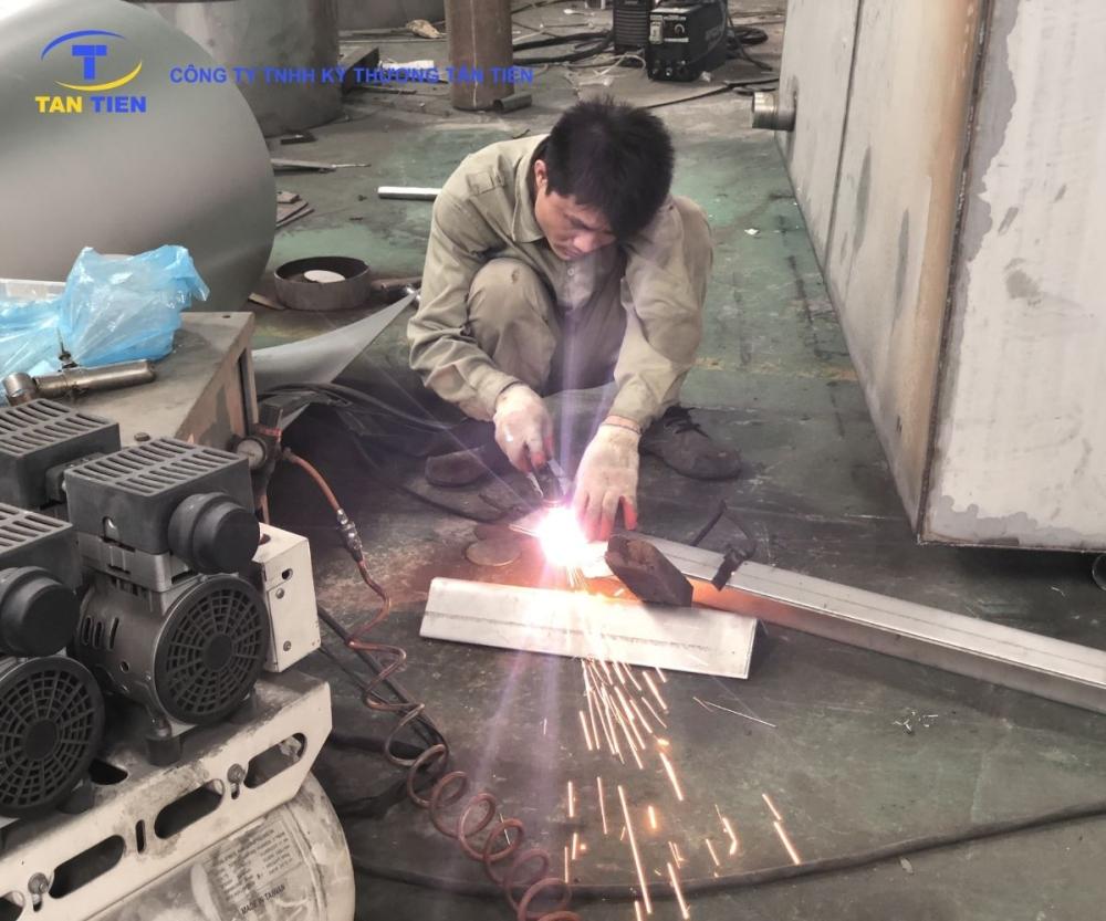Hệ thống máy móc hiện đại gia công chế tạo bồn inox vi sinh tại xưởng Tân Tiến