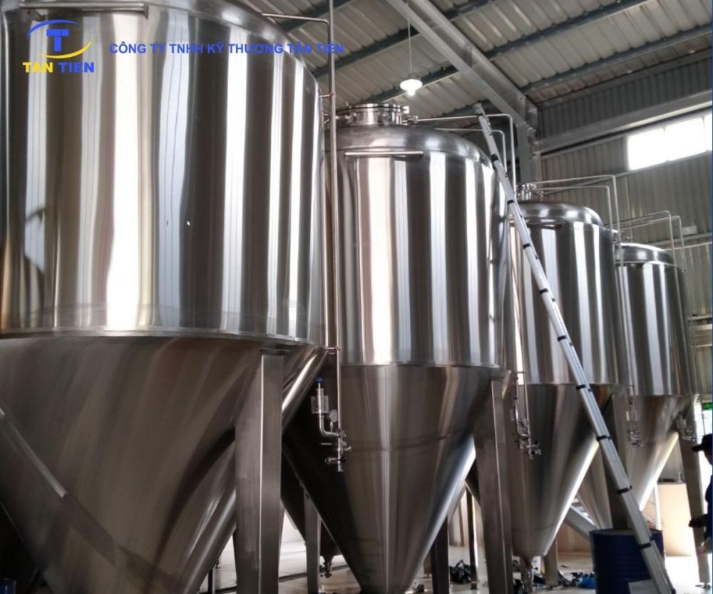 Ảnh 3: Kỹ sư kiểm tra hệ thống đường ống vi sinh