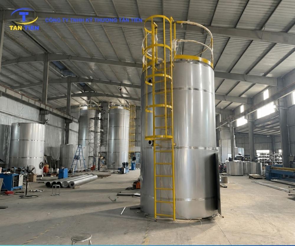 Cận cảnh đường hàn vi sinh và hệ thống phụ kiện trên thân bồn inox thực phẩm 10 khối