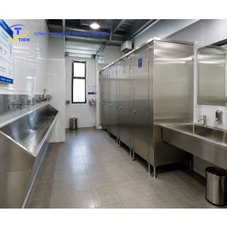 So Sánh Máng Tiểu Inox Và Bồn Tiểu Sứ: Giải Pháp Nào Tối Ưu Cho Nhà Xưởng?