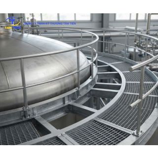 Thiết kế sàn thao tác bo tròn và thang cuốn inox quanh bồn bể lớn