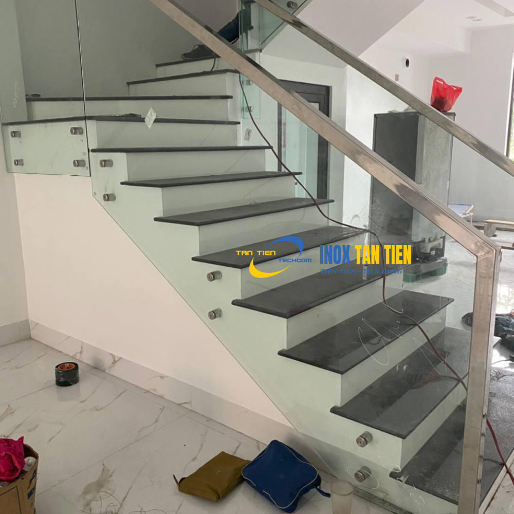 cầu thang inox tay vịn gỗ